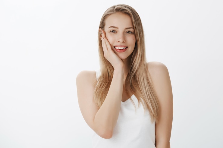 Photo gratuit jeune fille expressive aux cheveux blonds