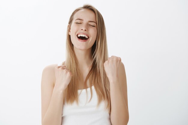 Jeune fille expressive aux cheveux blonds