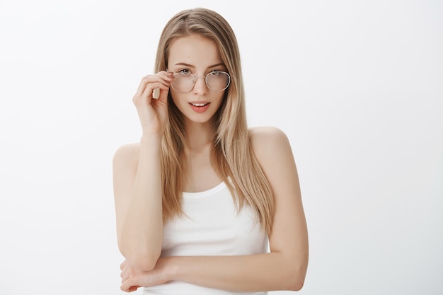 Jeune fille expressive aux cheveux blonds