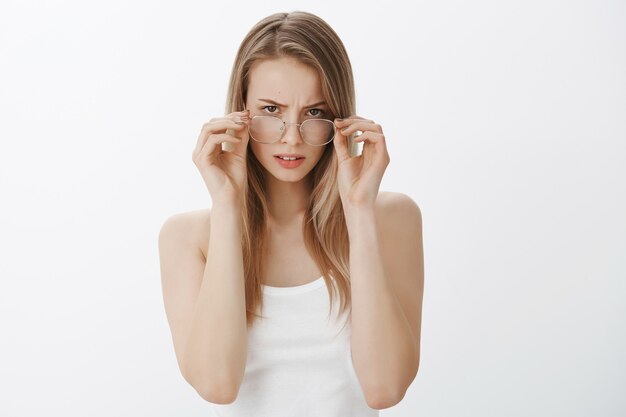 Jeune fille expressive aux cheveux blonds