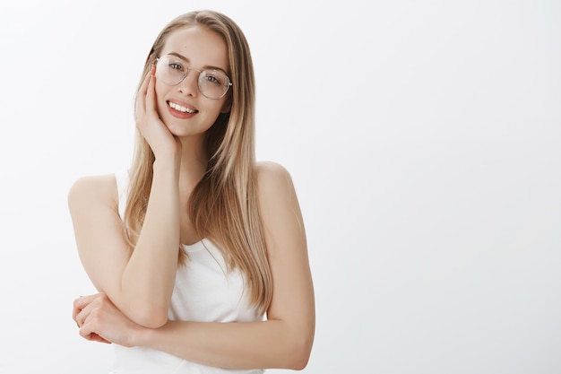 Jeune fille expressive aux cheveux blonds