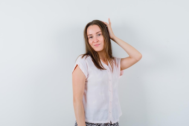 Une jeune fille expressive posant
