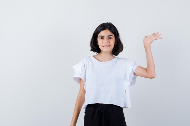 Jeune fille expressive qui pose en studio