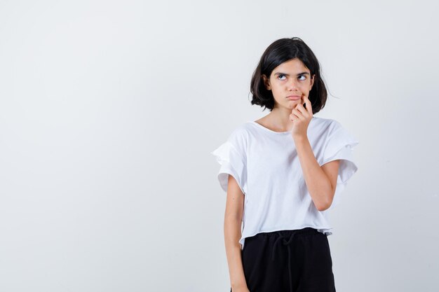 Jeune fille expressive qui pose en studio