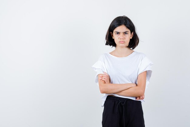 Jeune fille expressive qui pose en studio