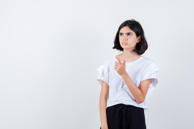 Jeune fille expressive qui pose en studio