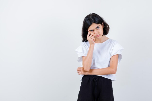 Jeune fille expressive qui pose en studio