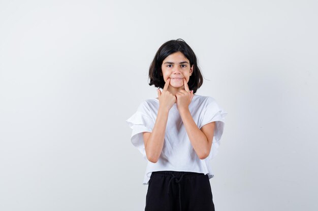 Jeune fille expressive qui pose en studio