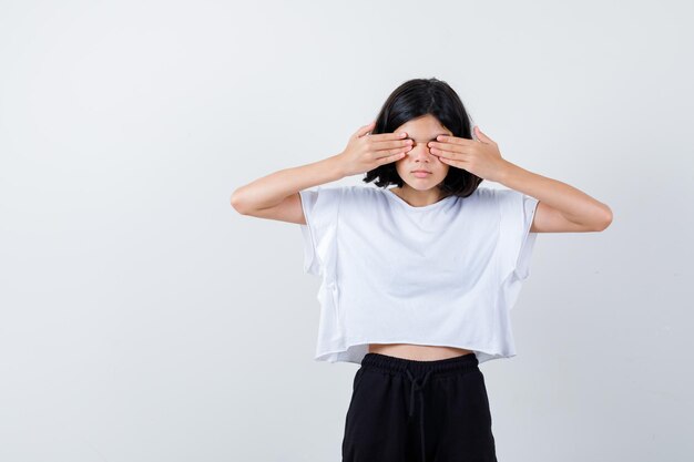 Jeune fille expressive qui pose en studio