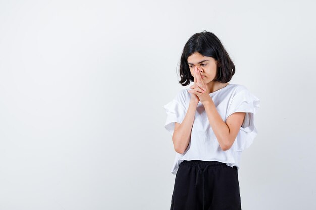 Jeune fille expressive qui pose en studio