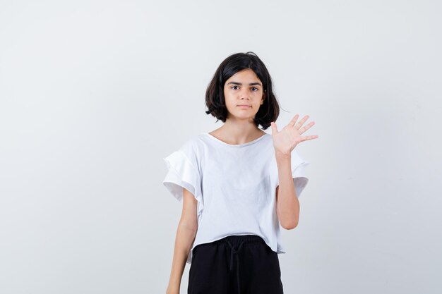 Jeune fille expressive qui pose en studio