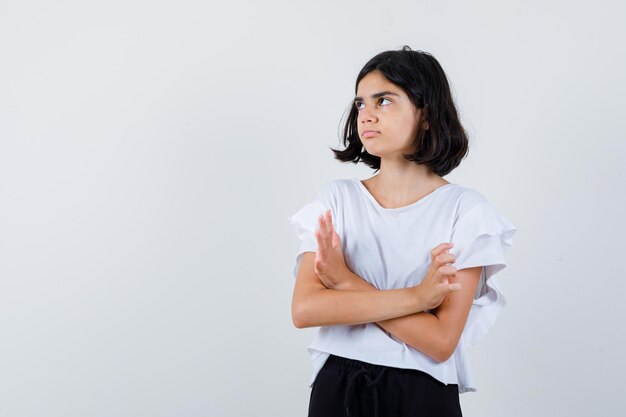 Jeune fille expressive qui pose en studio