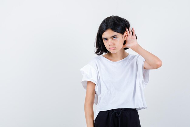 Jeune fille expressive qui pose en studio