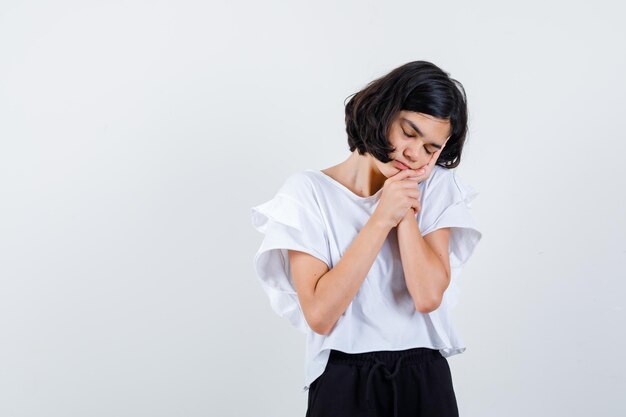 Jeune fille expressive qui pose en studio