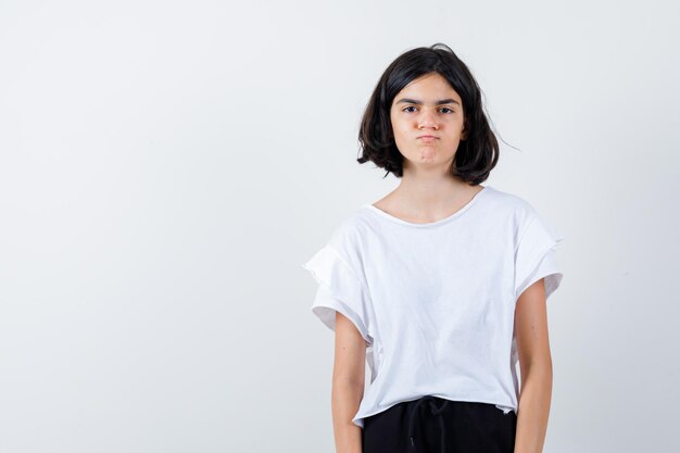 Jeune fille expressive qui pose en studio