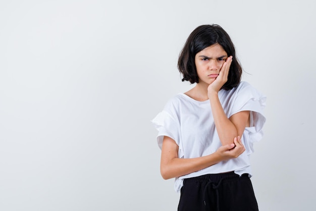 Jeune fille expressive qui pose en studio