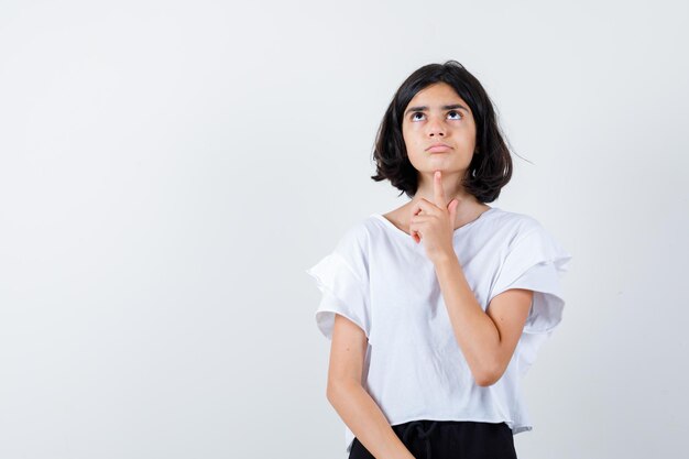 Jeune fille expressive qui pose en studio