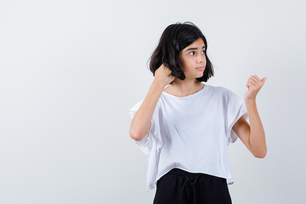 Jeune fille expressive qui pose en studio