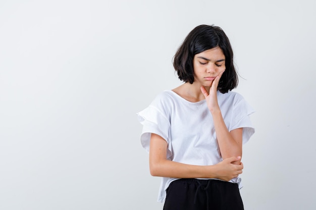 Jeune fille expressive qui pose en studio