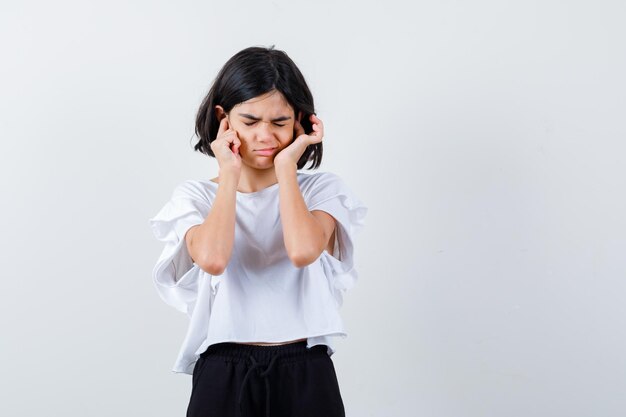 Jeune fille expressive qui pose en studio