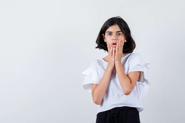 Jeune fille expressive qui pose en studio