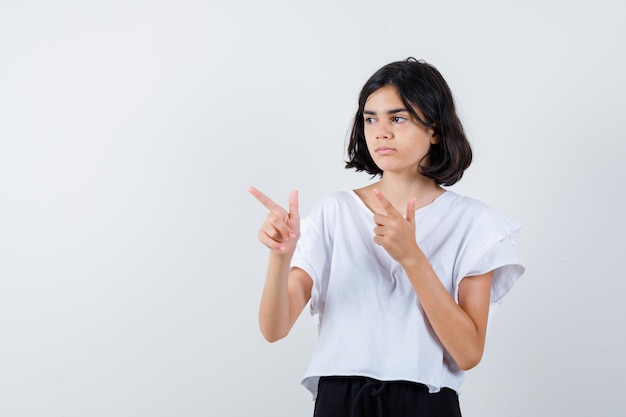 Jeune fille expressive qui pose en studio