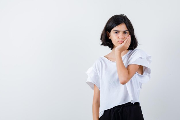 Jeune fille expressive qui pose en studio