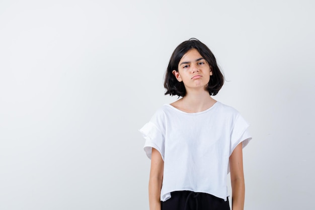 Jeune fille expressive qui pose en studio