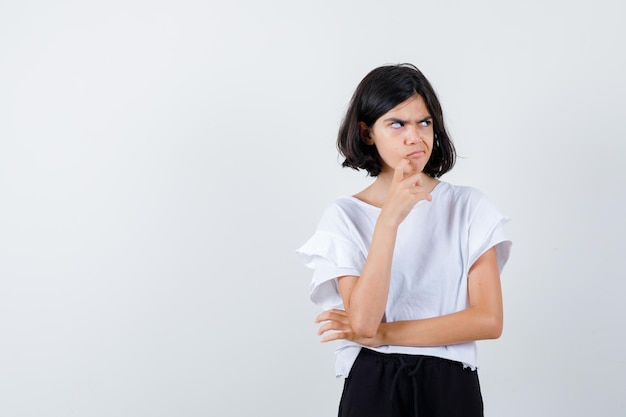 Jeune fille expressive qui pose en studio