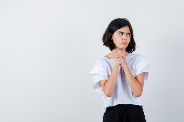 Jeune fille expressive qui pose en studio