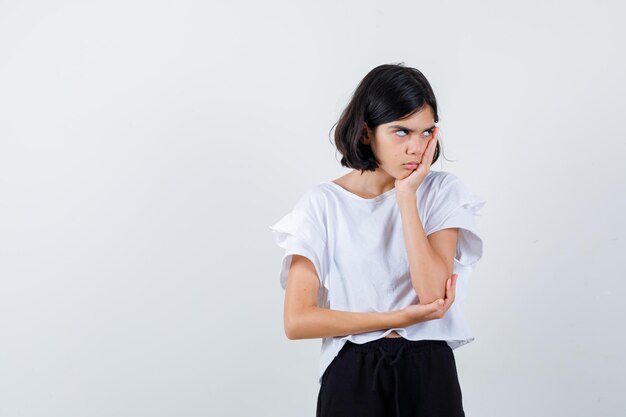 Jeune fille expressive qui pose en studio