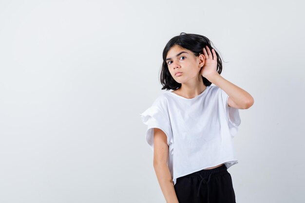 Jeune fille expressive qui pose en studio