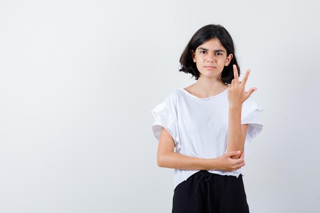 Jeune fille expressive qui pose en studio