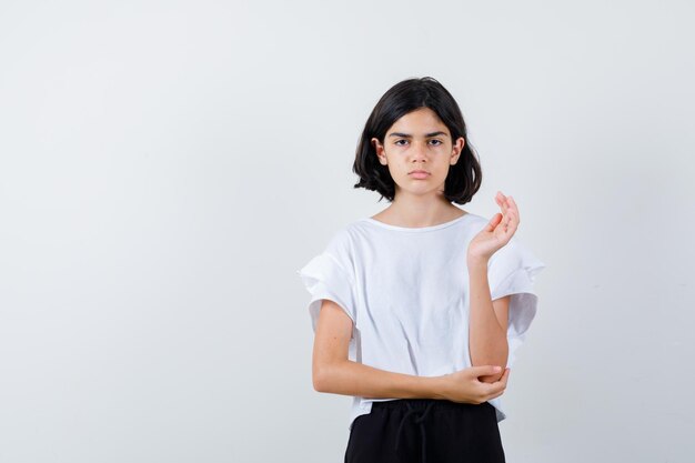 Jeune fille expressive qui pose en studio