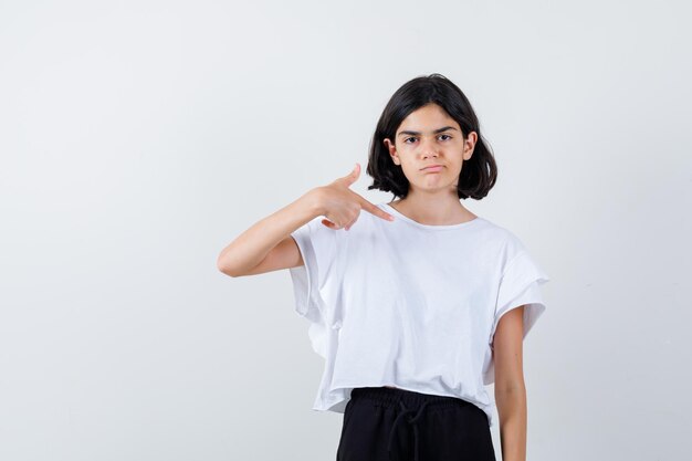 Jeune fille expressive qui pose en studio