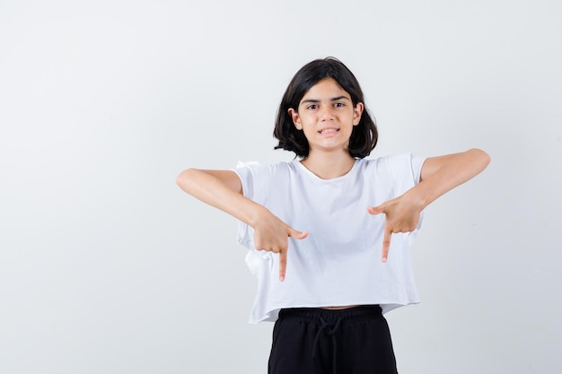 Jeune fille expressive qui pose en studio