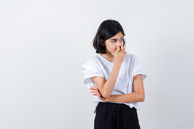 Jeune fille expressive qui pose en studio