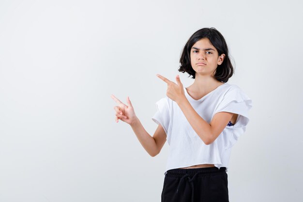 Jeune fille expressive qui pose en studio