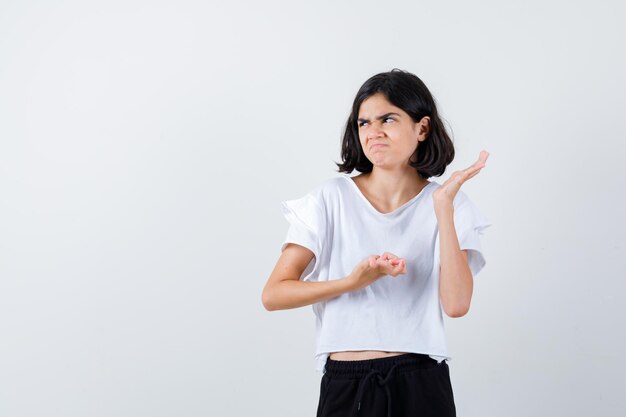 Jeune fille expressive qui pose en studio