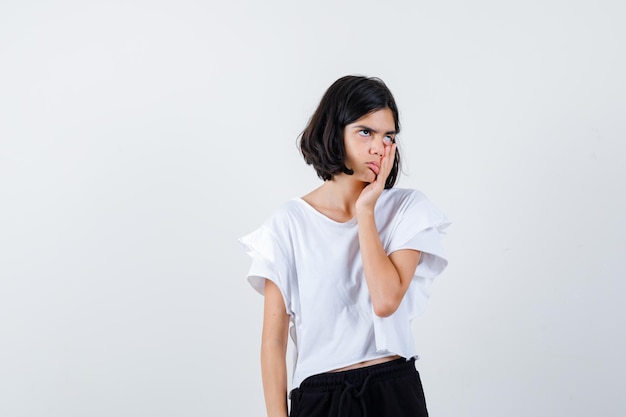 Jeune fille expressive qui pose en studio