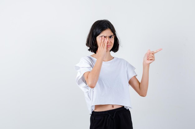 Jeune fille expressive qui pose en studio