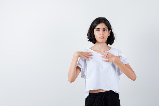 Jeune fille expressive qui pose en studio