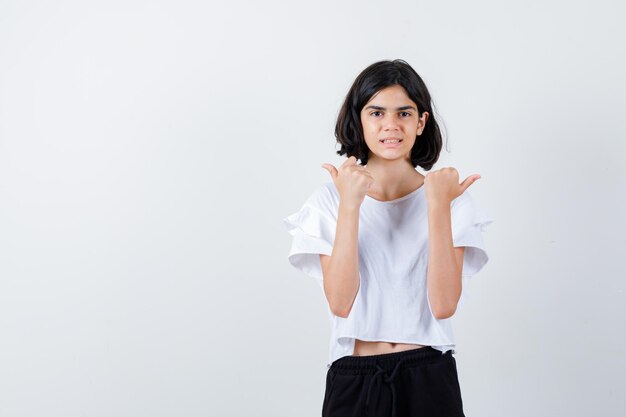 Jeune fille expressive qui pose en studio