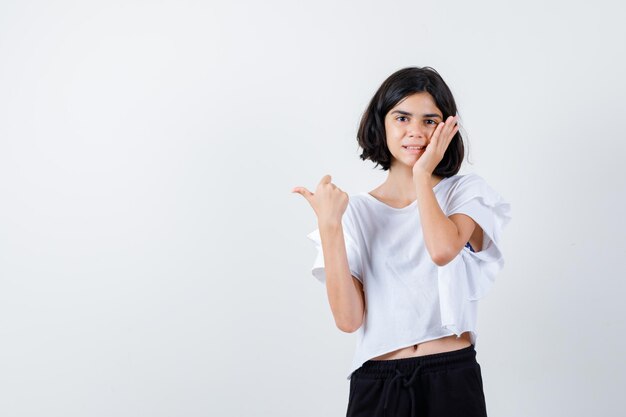 Jeune fille expressive qui pose en studio