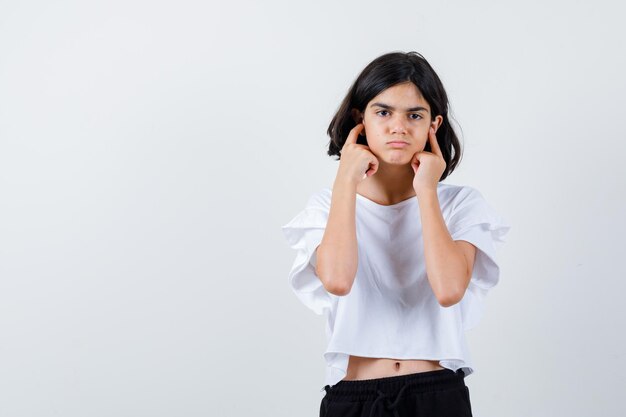 Jeune fille expressive qui pose en studio