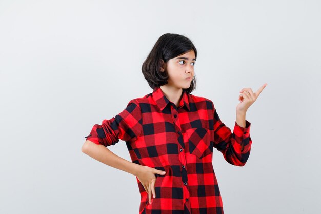 Jeune fille expressive qui pose en studio