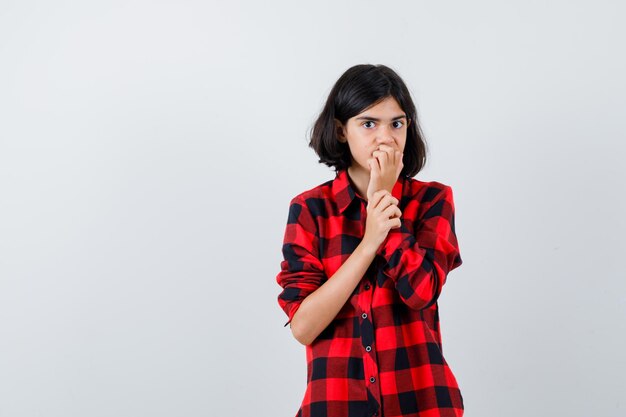 Jeune fille expressive qui pose en studio