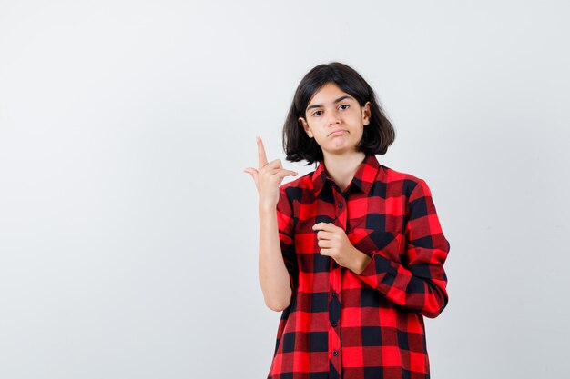 Jeune fille expressive qui pose en studio