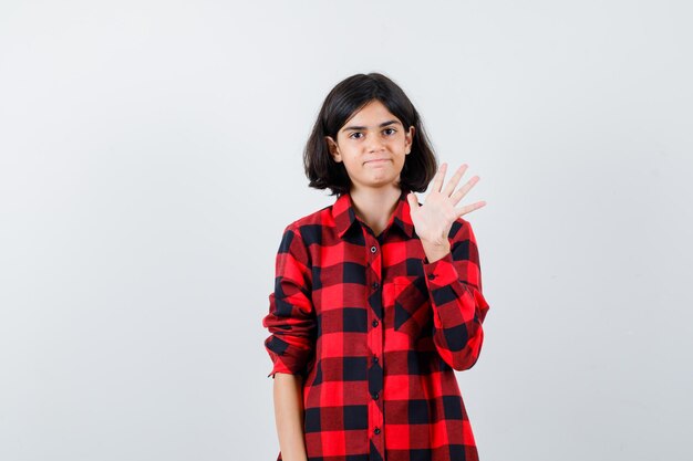 Jeune fille expressive qui pose en studio