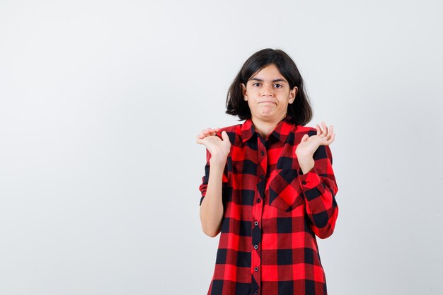 Jeune fille expressive qui pose en studio